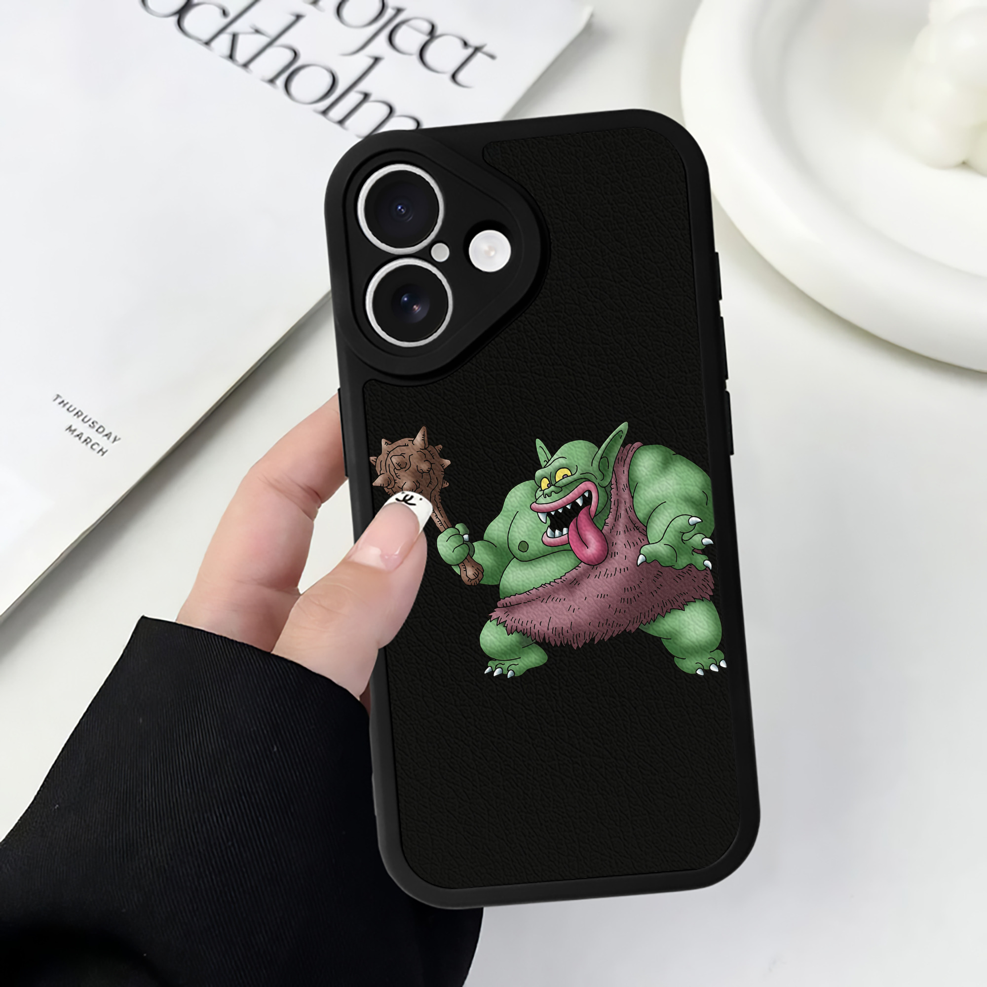 （画像用） ドラゴンクエスト Doragon Kuesuto Dragon Quest 【iPhone 16シリーズ対応】シリコンスマホケース（レザー調） 材質：シリコン